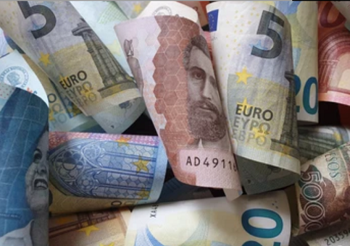 https://www.shutterstock.com/it/image-photo/approach-colombian-banknotes-european-bills-unorganized-1569635488